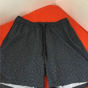 NWOT SHORT MEN SIZE MEDIUM GOODIELLOW 2